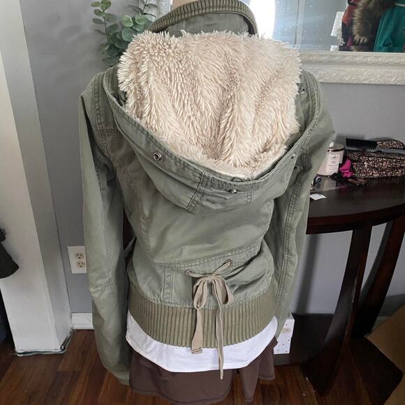 Hollister fur jacket size med - Picture 4 of 6